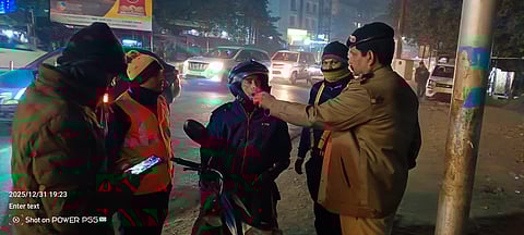 नये साल के जश्न के दौरान ट्रैफिक पुलिस अलर्ड मोड पर