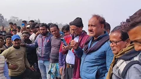 पुनर्वास की मांग को लेकर नवग्राम वासियों का प्रदर्शन