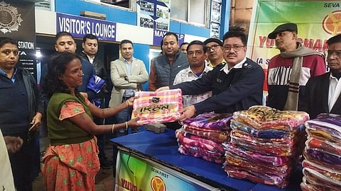 कम्बल बांटते हुए बेलियाघाटा थाना के ओसी प्रश्नजीत पोद्दार