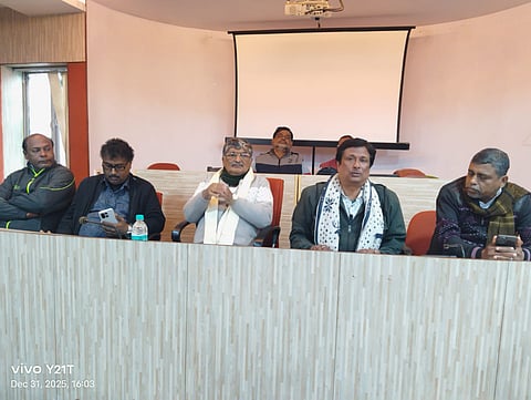 विधायक असित मजुमदार प्रेस कांफ्रेंस को संबोधित करते हुए, साथ में हैं कई अन्य अधिकारी