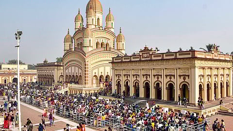 दक्षिणेश्वर काली मंदिर में उमड़े श्रद्धालु।