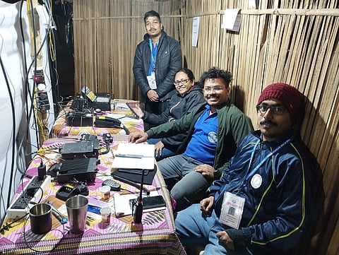 हैम रेडियो के सदस्य काम करते हुए