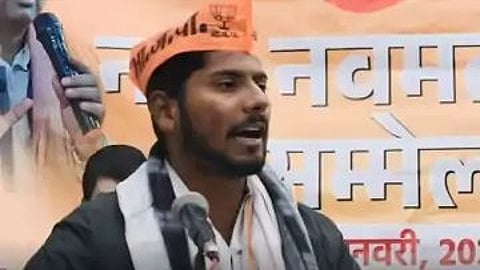 दरोगा को बीजेपी पार्षद के पुत्र ने मारा थप्पड़, जनता ने कर दी उसकी धुनाई