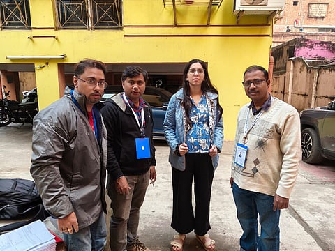 गर्भवती महिला के घर हियरिंग करने पहुंचे चुनाव अधिकारी