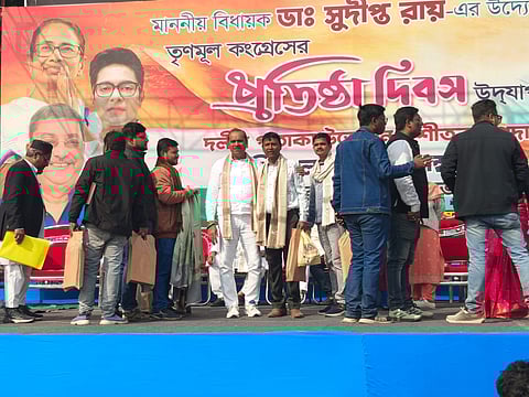 तृणमूल के स्थापना दिवस के दौरान मौजूद रिसड़ा पालिका के चेयरमैन विजय सागर मिश्रा व अन्य