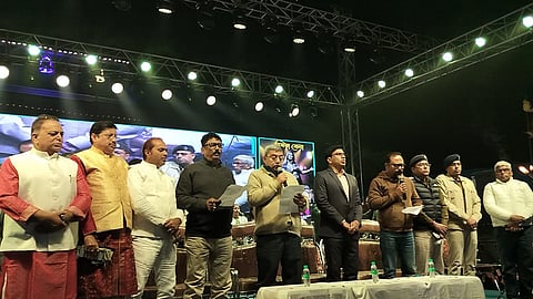 सांसद कल्याण बनर्जी रिसड़ा मेला के उद्घाटन के दौरान वक्तव्य रखते हुए, साथ में विजय सागर मिश्रा, सीपी अमित पी जवालगी