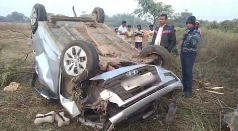 पश्चिम मिदनापुर के डेबरा के आषाढ़ी में दुर्घटनाग्रस्त प्राइवेट कार