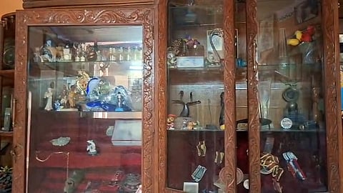 प्रख्यात तैराक बुला चौधरी के घर में चोरी के बाद बिखरा हुआ सामन