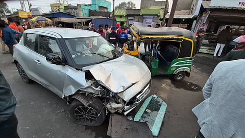 कार एवं ऑटो की टक्कर में चार घायल