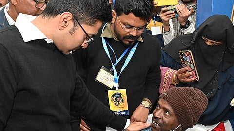 सांसद अभिषेक बनर्जी मरीज के परिजन से बातचीत करते हुए