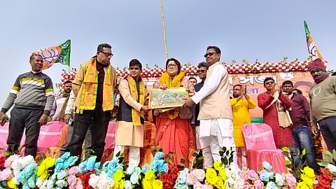 भाजपा की पूर्व सांसद लॉकेट चटर्जी को सम्मानित करते हुए भाजपा कर्मी