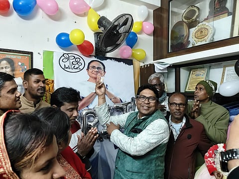 विधायक डॉ. जलदाता सीएम का जन्मदिन मनाते हुए