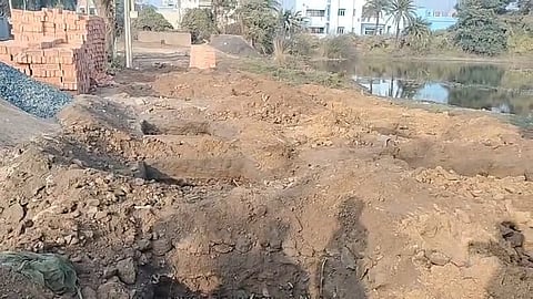 तालाब को पाटकर अवैध निर्माण करने का लगा आरोप !