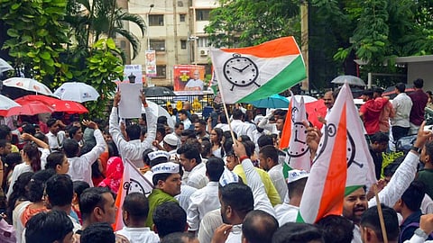 सावरकर को सम्मान देने की बात पर भाजपा और राकांपा आमने-सामने