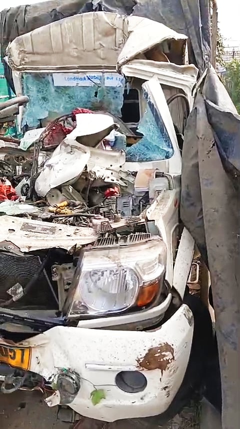 बागनान में सड़क दुर्घटना में क्षतिग्रस्त हुआ गाड़ी