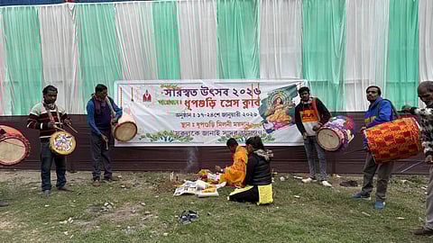 खुटी पूजन करते पुरोहित