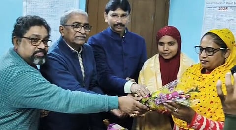 नजीमा बीबी को नौकरी मिलने पर बधाई देते अधिकारी