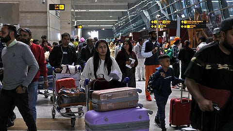 52 प्रतिशत भारतीय जाना चाहते हैं विदेश, आखिर क्यों?