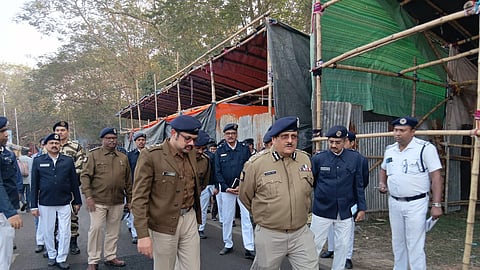 कोलकाता पुलिस के सीपी मनोज वर्मा गंगासागर मेला जाने के लिए बने बाबूघाट में ट्रांजिट प्वाइंट का दौरा कर सुरक्षा व्यवस्था का जायजा लेते हुए