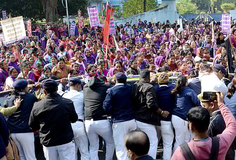15 हजार रुपये न्यूनतम वेतन की मांग को लेकर आशा कर्मियों का स्वास्थ्य भवन घेराव