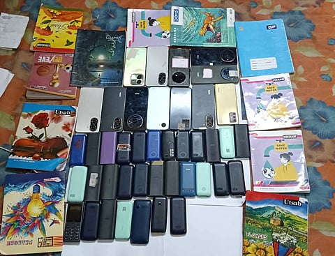 ठगों के पास से बरामद मोबाइल और अन्य दस्तावेज