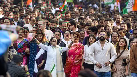 शर्मनाक, अस्वीकार्य और लोकतांत्रिक अधिकारों पर हमलाः ममता