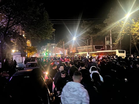 ईरानः सड़कों पर लोग, वाहन फूंके