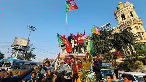 सड़क पर उतरकर प्रदर्शन करते भाजपा कार्यकर्ता