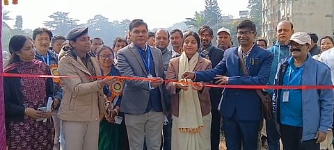 सिल्क एग्रिकल्चर फेयर का उद्घाटन करते अधिकारी