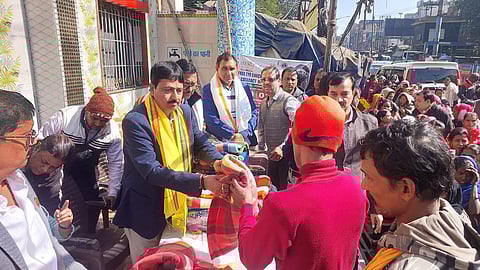 कड़ाके की ठंड को देखते हुये जरूरतमंदों में कंबल वितरण