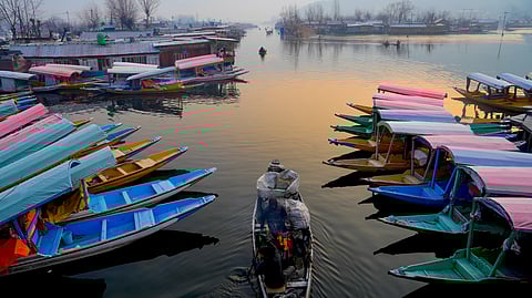 कश्मीर में पारा लुढ़का, जम गई डल झील