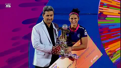 एसजी पाइपर्स की कप्तान नवनीत कौर को प्लेयर ऑफ द टूर्नामेंट का अवार्ड देते हाॅकी बंगाल के सेक्रेटरी जनरल इस्तियाक अली