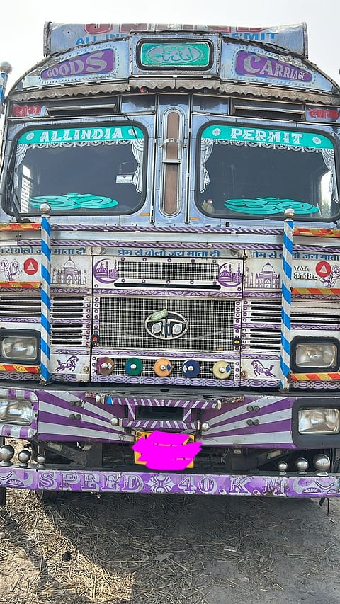 इसी ट्रक से जब्त हुआ गांजा