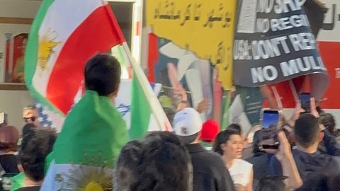 लॉस एंजिलिसः ईरान सरकार के खिलाफ प्रदर्शन कर रहे लोगों के बीच घुसा ट्रक