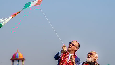 पीएम मोदी ने जर्मन चांसलर संग लिया पतंगबाजी का आनंद