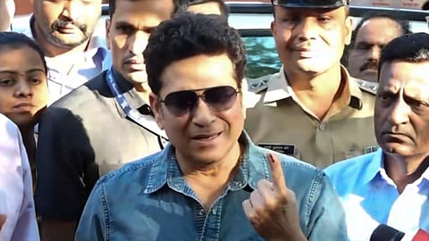 महाराष्ट्र निकाय चुनावों के लिए मतदान जारी, इन हस्तियां ने किया सबसे पहले वोट