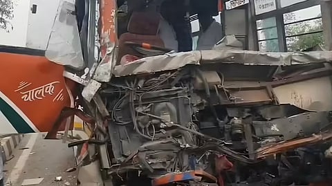 UP: क्रेन और बस की भीषण टक्कर, दो दर्जन लोग घायल