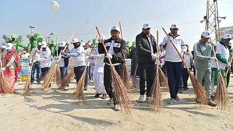 सागर तट पर सफाई अभियान में उतरे मंत्रीगण
