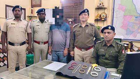 Three arrested in connection with a house burglary; a large quantity of gold jewelry recovered.
