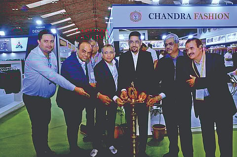 कोलकाता में सांइस सिटी के विपरीत विश्व बांग्ला मेला प्रांगण में आयोजित तीन दिवसीय टैक्सटाइल ट्रेड शो 'यार्नेक्स ' और 'टैक्सइंडिया' का उद्घाटन करते वेस्ट बंगाल होजियारी एसोसिएशन के अध्यक्ष व कोक्स होजियारी प्रा. लि. के चेयरमैन सुदेश अग्रवाल, बाजार कोलकाता के निदेशक अभिषेक खेमका, आयोजक एस. एस. टेक्सटाइल के सीईओ पी. कृष्णमूर्ति, वाइस प्रेसीडेंट (मार्केटिंग) राज महापात्र व अन्य ।