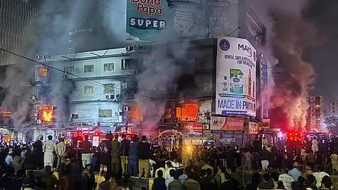 पड़ोसी देश के एक मॉल में लगी भीषण आग, तीन लोगों की मौत