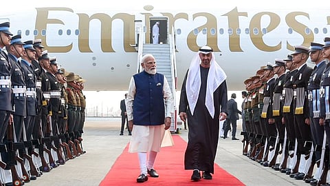 संक्षिप्त यात्रा पर भारत पहुंचे UAE के शेख जायद, मोदी ने एयरपोर्ट पहुंच लगाया गले