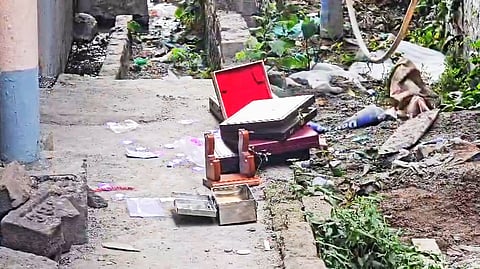 चाेरी के बाद का दृश्य