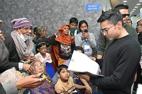 सांसद अभिषेक बनर्जी सेवाश्रय शिविर के परिदर्शन के दौरान मरीजों से बातचीत करते हुए