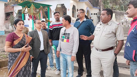 चुंचुड़ा के एसडीओ अयन नाथ और वाइस चेयरपर्सन शिल्पी चटर्जी गंगा घाटों का परिदर्शन करते हुए