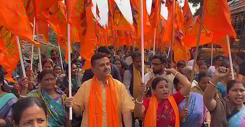राम मंदिर के प्राण प्रतिष्ठा की वर्षगांठ पर हिंदू संगठनों ने निकाली शोभायात्रा