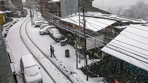 श्रीनगर में मौसम की पहली बर्फबारी, जम्मू-कश्मीर बर्फ से ढके