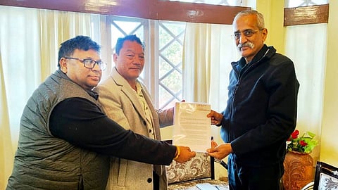 दार्जीलिंग में केंद्र का वार्ताकार पंकज कुमार सिंह से मिले गोरखा नेता विमल गुरुंग और रोशन गिरी