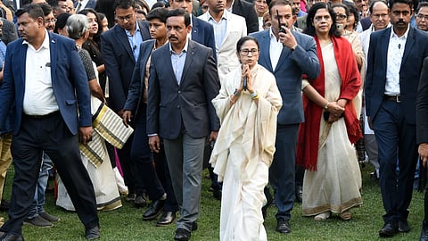 राज्यपाल के ‘एट होम’ रिसेप्शन में पहुंचीं मुख्यमंत्री ममता बनर्जी