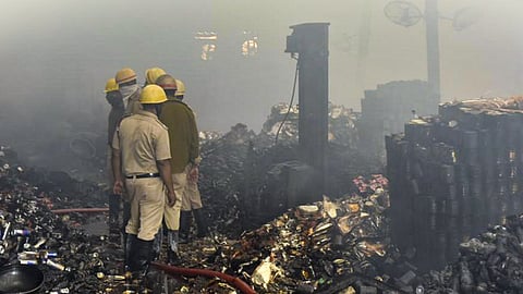 कोलकाता में अब भी सुलग रहे दो गोदाम, जले हुए मिले आठ शव